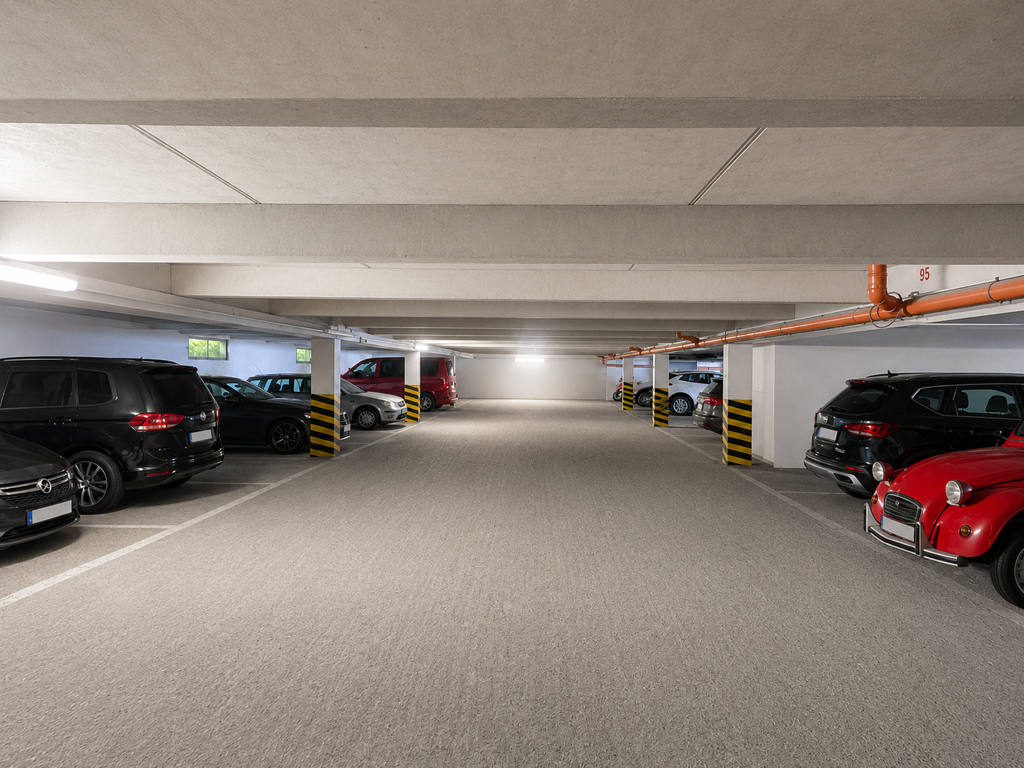 Unterirdische Tiefgarage Kiel mit markierten Stellplätzen